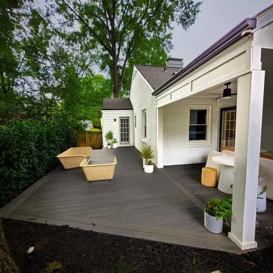 Deck junto à casa, integrado à área verde