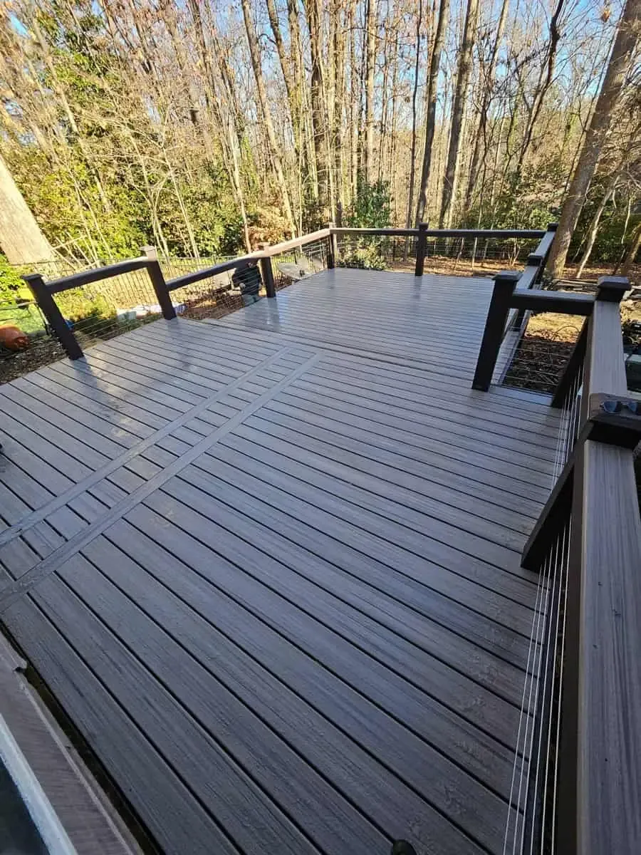 Deck de madeira integrado ao jardim, do acervo Brazawood